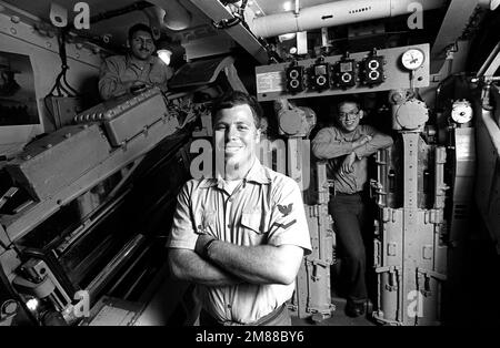 GUNNER's Mate (Guns) 3rd Classe Scott Leach, capitano del monte, MARINAIO di Gunners Mate (Guns) Darrin Seiger, puntatore del monte e MARINAIO di GUNNER's Mate (Guns) Joseph Dobbins, allenatore del monte, posa per una foto all'interno della torretta del Monte 51 Mark 28 pistola calibro da cinque pollici/38 a bordo della USS IOWA (BB-61). Paese: Sconosciuto Foto Stock