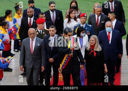 Caracas, Venezuela. 12th Jan, 2023. Nicolas Maduro, presidente del Venezuela, cammina accanto a sua moglie, Cilia Flores, al Palacio Federal Legislativo prima del suo discorso annuale alla nazione. Credit: Pedro Rances Mattey/dpa/Alamy Live News Foto Stock