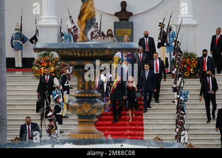 Caracas, Venezuela. 12th Jan, 2023. Nicolas Maduro, presidente del Venezuela, cammina accanto a sua moglie, Cilia Flores, al Palacio Federal Legislativo prima del suo discorso annuale alla nazione. Credit: Pedro Rances Mattey/dpa/Alamy Live News Foto Stock