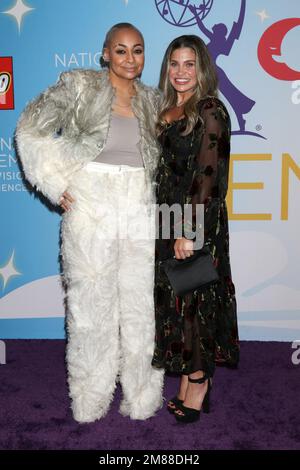 2022 Childrens and Family Emmy Creative Awards, Arrivi all'Ebell Theater il 10 dicembre 2022 a Los Angeles, CA con: Raven-Symone, Danielle Fishel dove: Los Angeles, California, Stati Uniti quando: 11 dicembre 2022 credito: Nicky Nelson/WENN Foto Stock