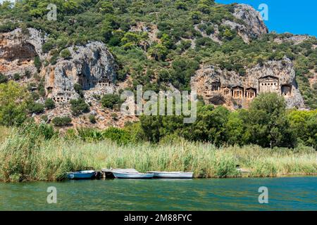 Tombe del tempio scavate nella roccia a Kaunos, Dalyan in Turchia Foto Stock