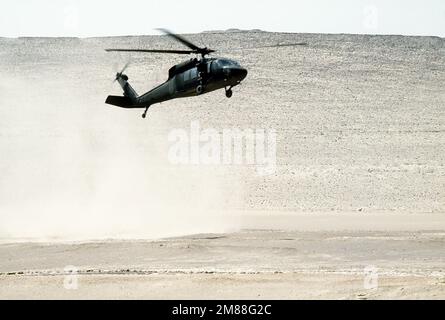 Un elicottero UH-60 Black Hawk (Blackhawk) si prepara ad atterrare per far scendere le truppe durante l'esercizio Fuerzas Unidas Perù '87. Subject Operation/Series: FUERZAS UNIDAS PERU '87 base: Pisco Air base Nazione: Peru (PER) Foto Stock