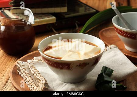 Douhua Tahwa, tofu taiwanese Dessert budino o Soya budino di soia con zenzero e sciroppo di zucchero di palma. Popolare come Wedang Tahu in Indonesia Foto Stock