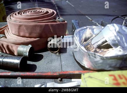Le attrezzature antincendio sono disposte sopra un veicolo di controllo dei danni durante le operazioni di volo a bordo della portaerei a energia nucleare USS DWIGHT D. EISENHOWER (CVN-69). Paese: Oceano Atlantico (AOC) Foto Stock
