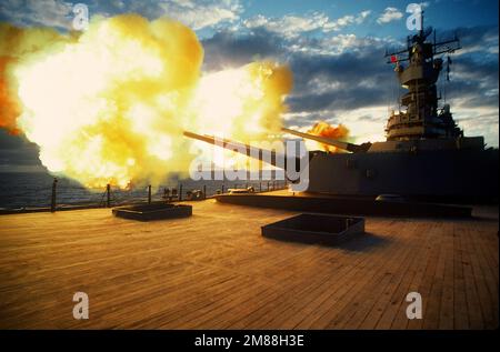 Le torrette con cannoni di calibro 1 e 2 Mark da 7 16 pollici/50 pollici vengono sparate a dritta durante un esercizio di tiro a batteria principale a bordo della nave da guerra USS IOWA (BB-61). (Terza vista in una serie di quattro). Paese: Sconosciuto Foto Stock