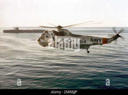 Una vista aria-aria lato sinistro di un elicottero Anti-sottomarino Squadron 9 (HS-9) SH-3H Sea King che conduce una pattuglia di routine anti-sottomarino di guerra dal lato destro della portaerei nucleare USS THEODORE ROOSEVELT (CVN-71). Paese: Sconosciuto Foto Stock