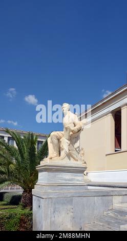 La statua del conte Ioannis Antonios Kaposrias, il primo capo della Grecia libera, di fronte all'edificio centrale dell'Università di Atene Foto Stock