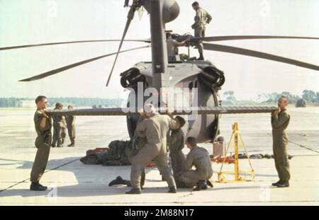 I membri dell'equipaggio Airmobile della 101st Airborne Division assemblano un elicottero UH-60A Black Hawk (Blackhawk) dopo la consegna dell'elicottero a bordo di un aereo C-5 Galaxy durante l'operazione SAND EAGLE '88. Subject Operation/Series: SAND EAGLE '88 base: MacDill Air Force base Stato: Florida (FL) Paese: Stati Uniti d'America (USA) Foto Stock