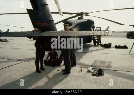 I membri dell'equipaggio Airborne Division 101st montano un elicottero UH-60 Black Hawk dopo la consegna dell'elicottero a bordo di un velivolo C-5 Galaxy durante l'operazione Sand Eagle '88. Soggetto operativo/Serie: SAND EAGLE '88 base: Mcdill Air Force base Stato: Florida (FL) Paese: Stati Uniti d'America (USA) Foto Stock