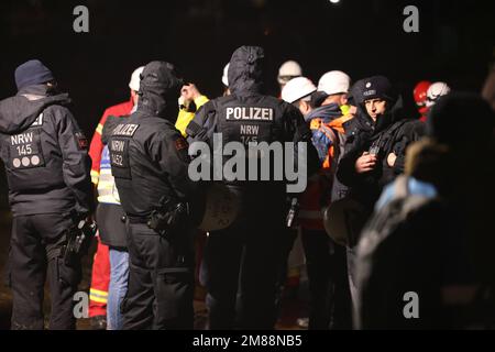 Erkelenz, Germania. 12th Jan, 2023. Nel villaggio di Lützerath, le forze di emergenza si trovano di fronte ad un edificio in cui due persone si sono barricate in un tunnel. Credit: David Young/dpa/Alamy Live News Foto Stock