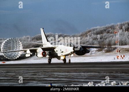 Un scivolo di trascinamento si apre come un aereo Skywarrior a-3 atterra durante l'esercizio NORPACEX (flotta statunitense 3rd). L'esercizio congiunto dell'aeronautica militare e della marina non solo fornisce addestramento ai piloti dei combattenti e ai controllori tattici, ma verifica anche la capacità di tali servizi di operare insieme per la difesa dell'Alaska. Soggetto operativo/Serie: NORPACEX base: Elmendorf Air Force base Stato: Alaska (AK) Paese: Stati Uniti d'America (USA) Foto Stock