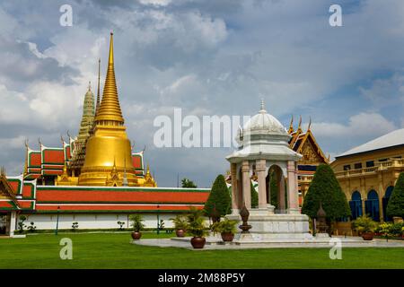 Phra Siratana Chedi, placcato oro, reliquiario, Wat Phra Kaeo, vecchio palazzo reale, Tempio del Buddha di Smeraldo, Bangkok, Thailandia, Asia Foto Stock