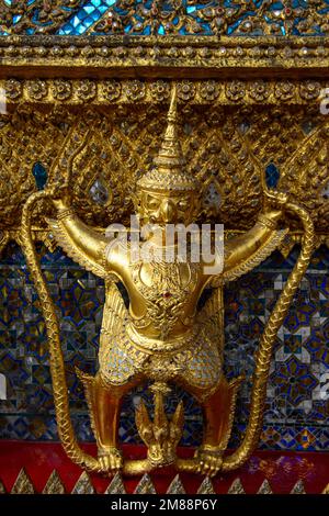 Garuda con Nagas, creature mitiche simili a uccelli, tempio Wat Phra Kaeo, vecchio palazzo reale, tempio del Buddha di Smeraldo, Bangkok, Thailandia, Asia Foto Stock