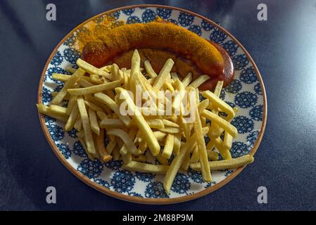 Currywurst con patatine fritte, Baviera, Germania Foto Stock