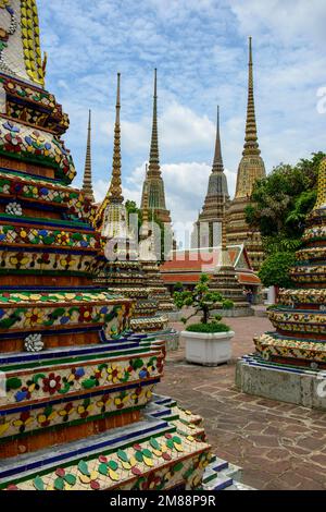 Chedis, Phra Chedi Rai, nel tempio Wat Pho, Wat Phra Chetuphon, Tempio del Buddha reclinato, Bangkok, Thailandia, Asia Foto Stock