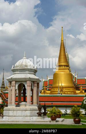 Phra Siratana Chedi, placcato oro, reliquiario, Wat Phra Kaeo, vecchio palazzo reale, Tempio del Buddha di Smeraldo, Bangkok, Thailandia, Asia Foto Stock