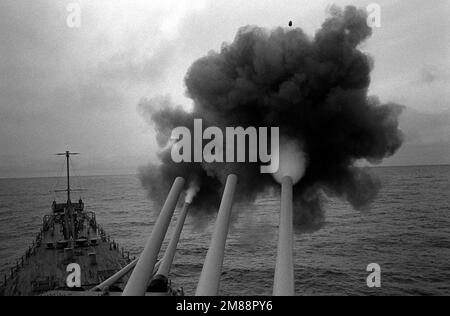 La nave da guerra USS IOWA (BB-61) spara le sue pistole di calibro 1 e 2 Mark 16 pollici/50. Uno dei proiettili è visibile nell'angolo in alto a destra. Paese: Sconosciuto Foto Stock