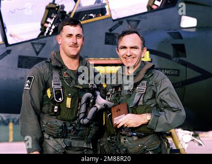 Il congressman Martin Lancaster (D-N.C.) si trova accanto al CPT Scott F. Shogren, Marine Attack Training Squadron 203 (VMAT-203), al Marine Corps Combat Development Command, a seguito di un volo in un aereo Harrier AV-88 pilotato da Shogren. Base: Quantico Stato: Virginia (VA) Nazione: Stati Uniti d'America (USA) Foto Stock