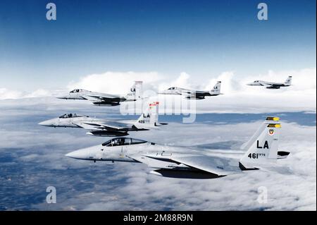 Air to Air Vista laterale sinistra di una formazione di cinque F-15 Eagle Fighters assegnati a e guidato dalla nave bandiera del 405th Tactical Training Wing (TTW) che vola una missione di addestramento vicino a Phoenix, Arizona. Da anteriore a posteriore gli aerei sono assegnati a, 461st, e 426th TFTS (Tactical Fighter Training Squadron)405th TTW, 550th e 555th TFTS, Luke AFB, Arizona. Data esatta dell'acquisizione sconosciuta. Paese: Sconosciuto Foto Stock