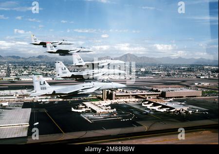 Air to Air Vista laterale destra di una formazione di cinque F-15 Eagle Fighters assegnati a e guidato dalla nave bandiera della Tactical Training Wing (TTW) 405th che sorvola l'aeroporto internazionale di Skyhar, Phoenix, Arizona. Davanti a dietro l'aeromobile sono assegnati 555th 550th TFTS (Tactical Fighter Training Squadron), 405th TTW, 426th e 461st TFTS, Luke AFB, Arizona. Data esatta dell'acquisizione sconosciuta. Paese: Sconosciuto Foto Stock