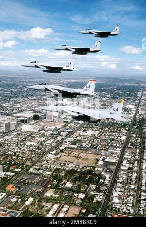 Air to Air Vista laterale sinistra di una formazione di cinque F-15 Eagle combattenti assegnati e guidato dalla nave bandiera del 405th Tactical Training Wing (TTW) che sorvola il centro di Phoenix, Arizona. Davanti a dietro l'aeromobile sono assegnati a 461st e 426th TFTS (Tactical Fighter Training Squadron), 405th TTW, 550th e 555th TFTS, Luke AFB, Arizona. Data esatta dell'acquisizione sconosciuta. Paese: Sconosciuto Foto Stock