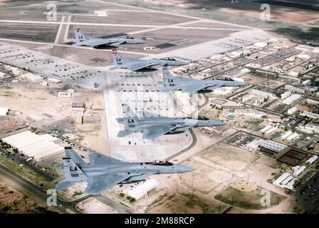 Air to Air Vista laterale destra di una formazione di cinque F-15 Eagle combattenti assegnati e guidato dalla nave bandiera del 405th Tactical Training Wing (TTW) che sorvola la linea di volo e rampe a Luke AFB, Arizona. Davanti a dietro l'aeromobile sono assegnati a 555th, 550th TFTS (Tactical Fighter Training Squadron), 405th TTW, 426th e 461st TFTS, Luke AFB, Arizona. Data esatta dell'acquisizione sconosciuta. Paese: Sconosciuto Foto Stock