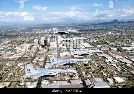 Air to Air Vista laterale destra di una formazione di cinque F-15 Eagle Fighters assegnati a e guidato dalla nave bandiera del 405th Tactical Training Wing (TTW) che sorvola il centro di Phoenix, Arizona. Davanti a dietro l'aeromobile sono assegnati a 555th, 550th TFTS (Tactical Fighter Training Squadron), 405th TTW, 426th e 461st TFTS, Luke AFB, Arizona. Data esatta dell'acquisizione sconosciuta. Paese: Sconosciuto Foto Stock