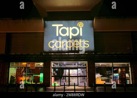 Cartello del negozio di tappeti TAPI sopra l'entrata frontale di notte senza persone Great Western Retail Park1 Allerdyce Rd, Glasgow G15 6RX Foto Stock