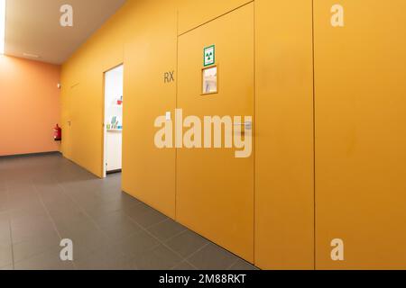 Corridoio di una clinica odontoiatrica con più scatole e sala radiologica Foto Stock