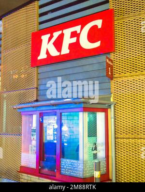 KFC Kentucky Fried Chicken Serving window drive nel testo del logo Foto Stock