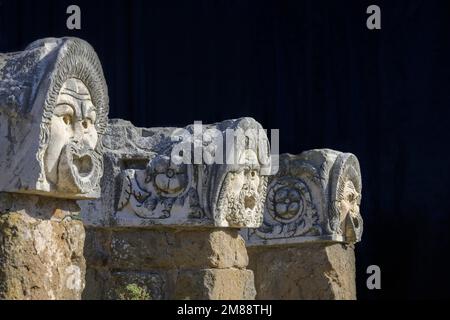 Maschere di pietra al teatro, Ostia Antica, Roma, Italia Foto Stock