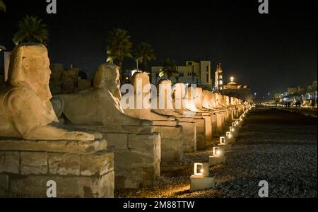 Sphinx Avenue tra Karnak e Luxor Tempio, Luxor, Egitto, Africa Foto Stock