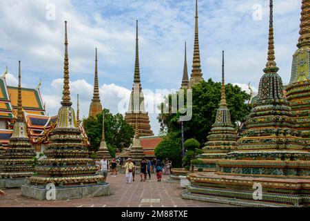 Chedis, Phra Chedi Rai, nel tempio Wat Pho, Wat Phra Chetuphon, Tempio del Buddha reclinato, Bangkok, Thailandia, Asia Foto Stock