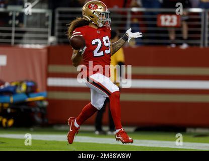 Santa Clara, Stati Uniti. 03rd Ott 2022. SANTA CLARA, CALIFORNIA - 3 OTTOBRE: San Francisco 49ers' Talanoa Hufanga (29) celebra la sua intercezione e il suo touchdown contro i Los Angeles Rams nel quarto quartiere al Levi's Stadium di Santa Clara, California, lunedì 3 ottobre 2022. (Foto di Nhat V. Meyer/The Mercury News/TNS/Sipa USA) Credit: Sipa USA/Alamy Live News Foto Stock