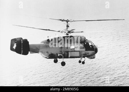 Una vista aria-aria lato destro di una marina sovietica Ka-27 Helix Un elicottero. Paese: Sconosciuto Foto Stock
