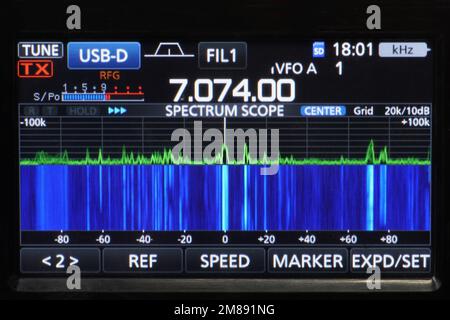 Lago Elsinore, CA, USA - 12 gennaio 2023: Esposizione a cascata di un moderno ricetrasmettitore portatile a onde corte. Foto Stock