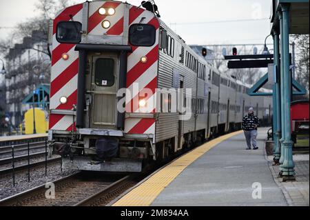 Winfield, Illinois, Stati Uniti. Un solo passeggero in attesa dell'arrivo di un treno pendolare Metra. Foto Stock