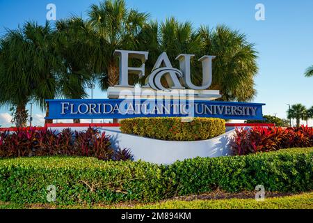 DAVIE, FL, USA - 12 gennaio 2023: Cartello d'ingresso DAVIE FL al campus della Florida Atlantic University Foto Stock