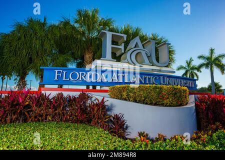 DAVIE, FL, USA - 12 gennaio 2023: Cartello d'ingresso DAVIE FL al campus della Florida Atlantic University Foto Stock