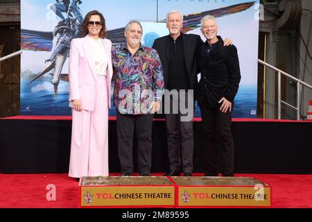 Hollywood, California. 12th Jan, 2023. Sigourney Weaver, Jon Landau, James Cameron, Stephen Lang al James Cameron e Jon Landau Hand and Footprint Ceremony che celebra Avatar: The Way of Water al TCL Chinese Theater di Hollywood, California, il 12 gennaio 2023. Credit: Faye Sadou/Media Punch/Alamy Live News Foto Stock