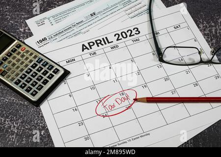 2023 promemoria per il calendario dei giorni fiscali USA con calcolatrice dei moduli fiscali e occhiali. Foto Stock