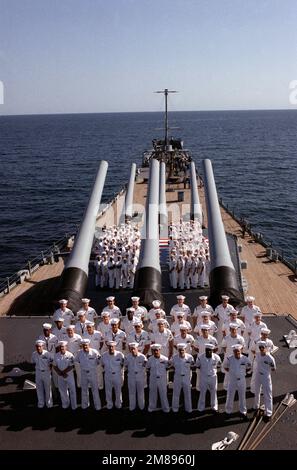 Centotrentatre membri dell'equipaggio posano per una foto in cima alle torrette di cannoni di calibro 1 e 2 Mark da 7 16 pollici/50 pollici dopo la riarruolatura a bordo della nave da guerra USS IOWA (BB-61). Paese: Sconosciuto Foto Stock