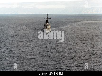 Vista aerea diretta della prima fregata missilistica guidata della US Navy, la Brooke Class, USS BROOKE (FFG 1) al largo della costa di San Clemente Island, California, durante un esercizio missilistico. Base: San Clemente Island Stato: California (CA) Paese: Stati Uniti d'America (USA) Foto Stock