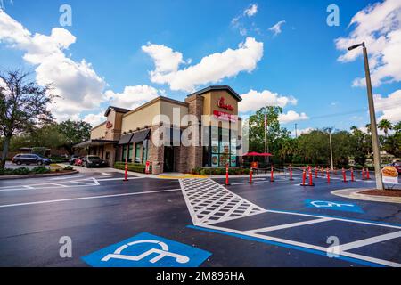 DAVIE, FL, USA - 12 gennaio 2023: Foto di Chick Fil A al centro commerciale all'aperto Tower Shops DAVIE Florida Foto Stock