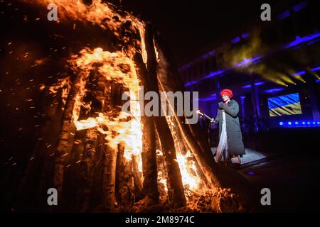 Illuminazione del falò nella Piazza dell'Indipendenza vicino all'edificio del Parlamento lituano alla vigilia del 32nd° anniversario della Giornata dei difensori della libertà 'Battaglia per la libertà delle Nazioni' a Vilnius l'illuminazione cerimoniale dei falò si è svolta vicino alla torre della televisione di Vilnius e via Piazza dell'Indipendenza alla vigilia del giorno del ricordo per le vittime degli eventi del gennaio 1991, quando 14 persone sono morte e molti sono stati feriti durante l'assalto delle truppe sovietiche al centro televisivo di Vilnius. (Foto di Yauhen Yerchak/SOPA Images/Sipa USA) Foto Stock