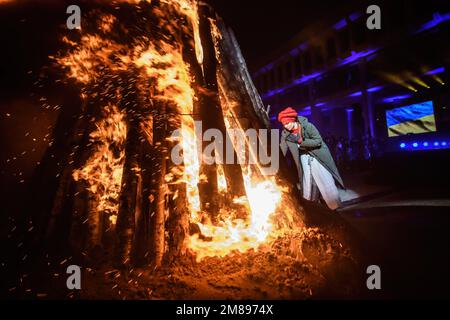 Illuminazione del falò nella Piazza dell'Indipendenza vicino all'edificio del Parlamento lituano alla vigilia del 32nd° anniversario della Giornata dei difensori della libertà 'Battaglia per la libertà delle Nazioni' a Vilnius l'illuminazione cerimoniale dei falò si è svolta vicino alla torre della televisione di Vilnius e via Piazza dell'Indipendenza alla vigilia del giorno del ricordo per le vittime degli eventi del gennaio 1991, quando 14 persone sono morte e molti sono stati feriti durante l'assalto delle truppe sovietiche al centro televisivo di Vilnius. (Foto di Yauhen Yerchak/SOPA Images/Sipa USA) Foto Stock