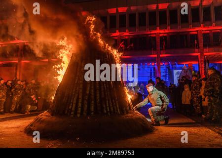 Il soldato lituano accende un falò in Piazza dell'Indipendenza vicino all'edificio del Parlamento lituano alla vigilia del 32nd° anniversario della Giornata dei difensori della libertà 'Battaglia per la libertà delle Nazioni' a Vilnius l'illuminazione cerimoniale dei falò ha avuto luogo vicino alla torre televisiva di Vilnius e. In Piazza dell'Indipendenza alla vigilia del giorno del ricordo per le vittime degli eventi del 1991 gennaio, quando 14 persone sono morte e molte sono state ferite durante l'assalto delle truppe sovietiche al centro televisivo di Vilnius. (Foto di Yauhen Yerchak/SOPA Images/Sipa USA) Foto Stock