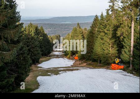 PRODUZIONE - 02 gennaio 2023, Baviera, Bischofsgrün: C'è poca neve sul percorso nord a Ochsenkopf. Nel 2023 a Ochsenkopf verranno costruite nuove strade. Per settimane, si è aspettato invano neve o almeno gelo nelle basse catene montuose bavaresi. Opportunamente, il 5th° giorno di trekking invernale in Germania inizia a Fichtelgebirge. (A dpa: Escursioni a piedi invece di sci? Basse catene montuose devono ripensare) Foto: Daniel Vogl/dpa Foto Stock