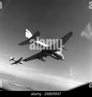 Una vista dal basso destra aria-aria di due attacchi Squadron 128 (VA-128) A6E Intruder aerei che trasportano bombe Mark-82 500-Pound. Gli aerei sono in rotta Naval Air Facility, El Centro, Calif. Paese: Sconosciuto Foto Stock