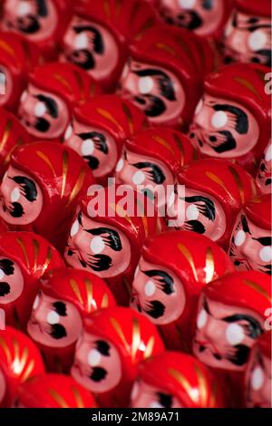 File di bambole Daruma in vendita a New Years in Giappone. Foto Stock